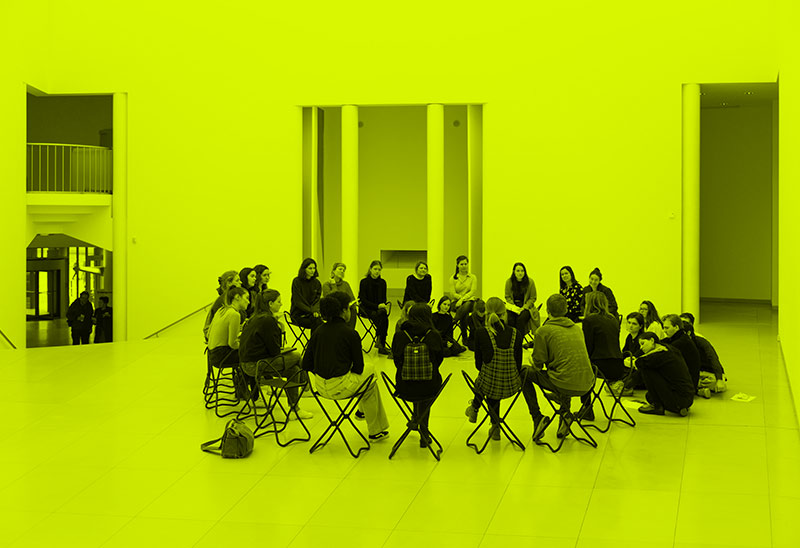Studierende im Museum MMK für Moderne Kunst Frankfurt am Main, 2020